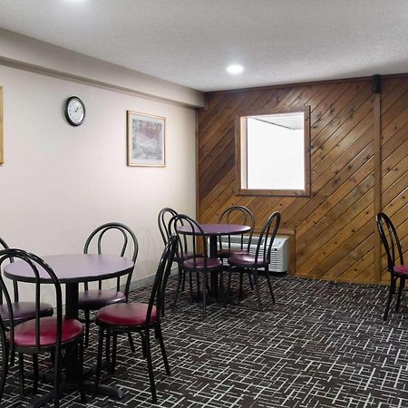 Super 8 By Wyndham Dyersville Dış mekan fotoğraf