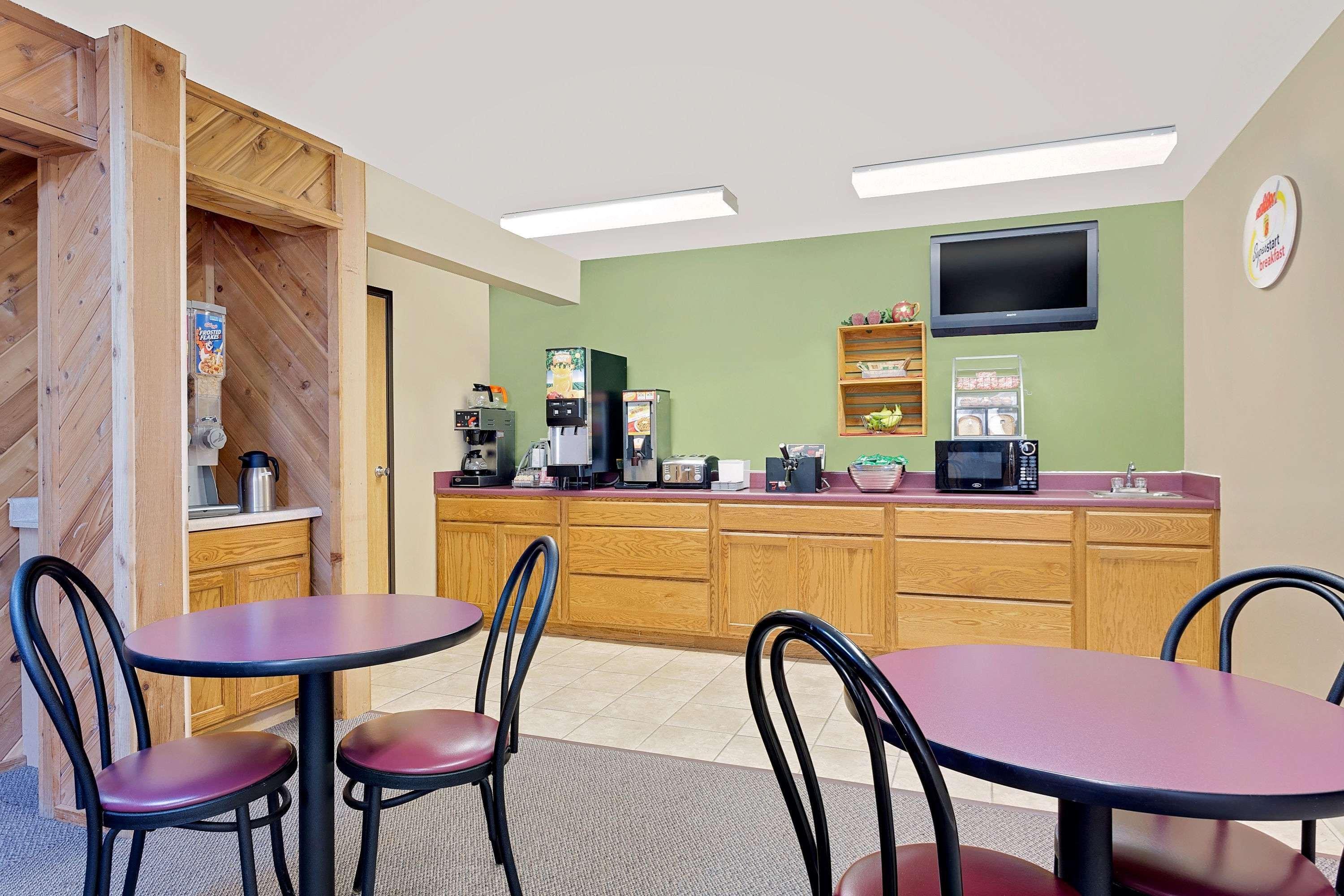 Super 8 By Wyndham Dyersville Dış mekan fotoğraf
