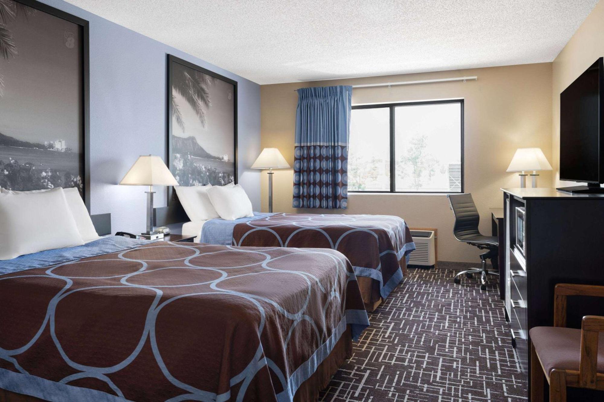 Super 8 By Wyndham Dyersville Dış mekan fotoğraf
