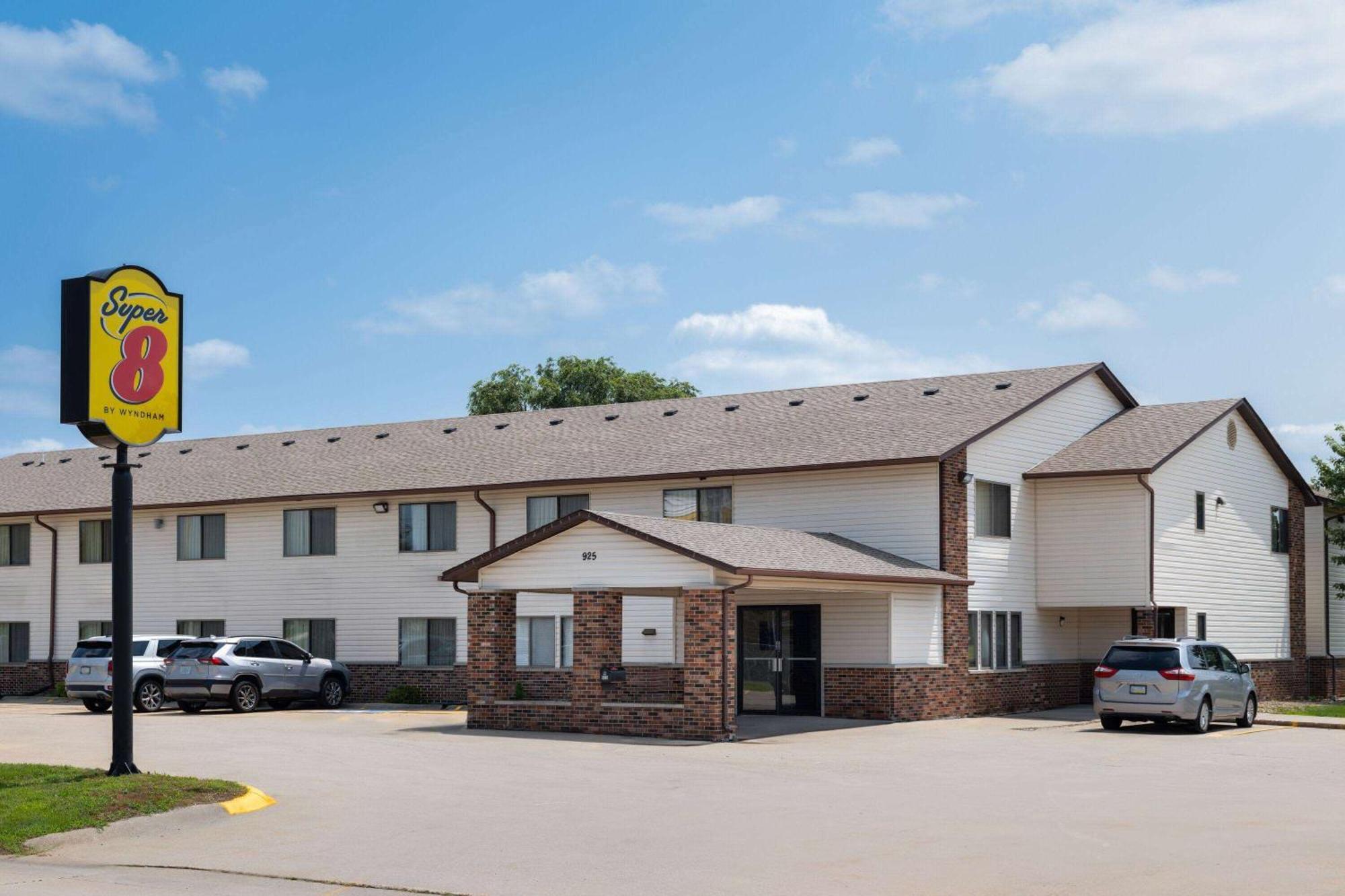 Super 8 By Wyndham Dyersville Dış mekan fotoğraf